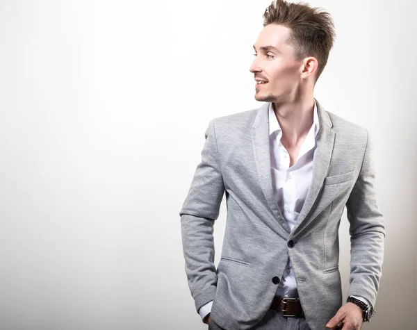 Guapo Joven Elegante Hombre Gris Chaqueta Pose Sobre Fondo Estudio —  Fotos de Stock