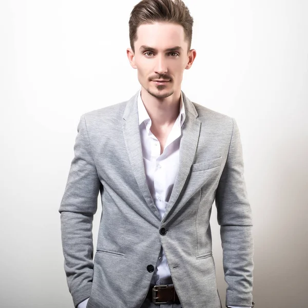 Schöner Junger Eleganter Mann Grauer Jacke Posiert Vor Studiohintergrund — Stockfoto