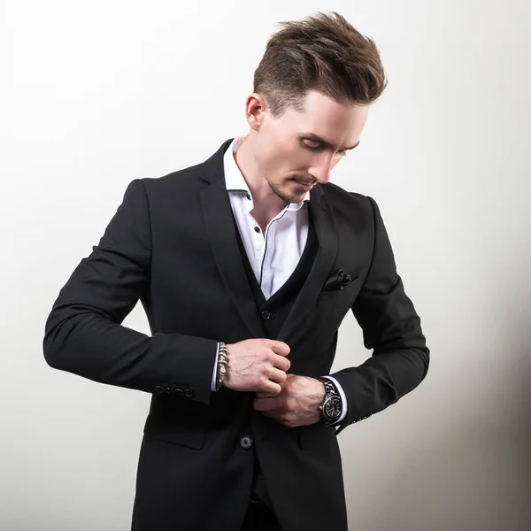 Bello Giovane Uomo Elegante Nero Elegante Costume Classico Posa Contro — Foto Stock