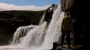 Seyahat etmek pitoresk İzlanda manzara karşı. Ağır çekim görüntüleri.