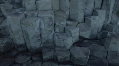 Kayalık sahil sabah zaman İzlandaca Körfezi. Ağır çekim görüntüleri.