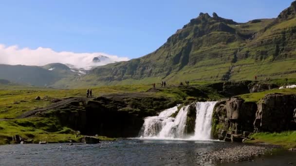 Pittoreskt Landskap Mountain Vattenfall Och Traditionell Karaktär Island Slow Motion — Stockvideo