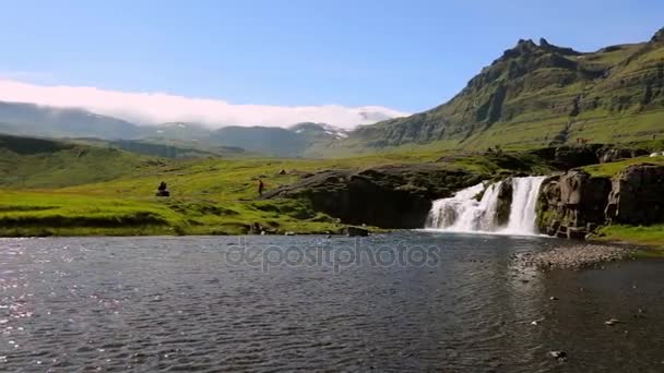 Paysage pittoresque d'une cascade de montagne et nature traditionnelle de l'Islande. Images de ralenti .