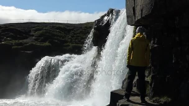 Voyageurs Contre Paysage Pittoresque Islandais Images Ralenti — Video