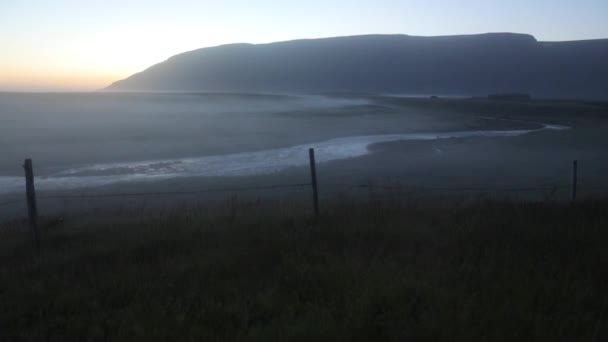 Malerische Isländische Morgenlandschaft Mit Mystischem Dunst Zeitlupenaufnahmen — Stockvideo