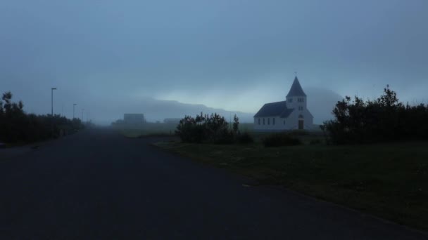 Pueblo Tradicional Islandés Con Iglesia Hermoso Paisaje Matutino Grabación Cámara — Vídeo de stock