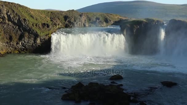 Malerische Landschaft Eines Gebirgswasserfalls Und Traditionelle Natur Von Island Zeitlupenaufnahmen — Stockvideo