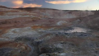 Volkanik alan lav ve rock ile kaplı. Pitoresk İzlanda manzara. Ağır çekim Footages.