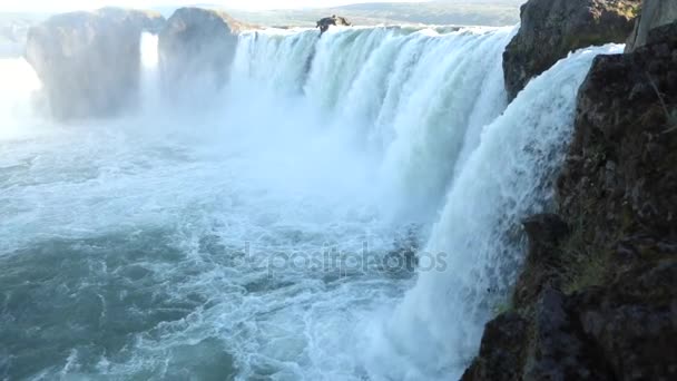 Paysage pittoresque d'une cascade de montagne et nature traditionnelle de l'Islande. Images de ralenti .