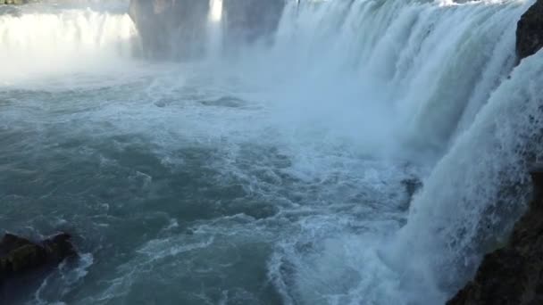 Paysage pittoresque d'une cascade de montagne et nature traditionnelle de l'Islande. Images de ralenti .