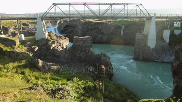 Brug Pittoreske Ijslandse Landschap Slow Motion Beelden — Stockvideo