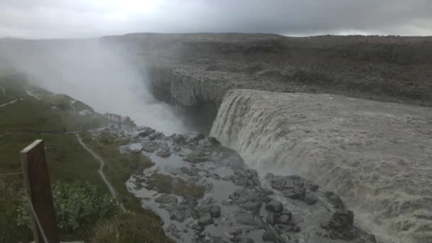 Festői Táj Egy Hegyi Vízesést Hagyományos Izlandi Lassított Felvétel — Stock videók