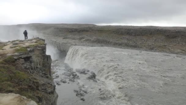 Malowniczy Krajobraz Góry Wodospad Tradycyjny Charakter Islandii Nagrania Zwolnionym Tempie — Wideo stockowe