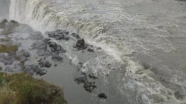 Bir dağ şelale ve İzlanda'daki geleneksel doğa güzel manzara. Ağır çekim görüntüleri.