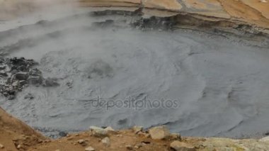 İzlanda Şofben buharlar ve pitoresk doğa. Ağır çekim görüntüleri.