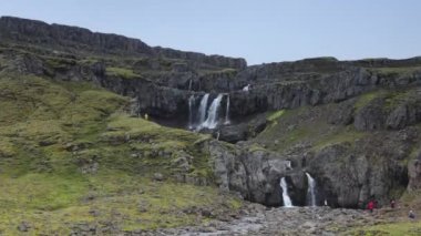 Bir dağ şelale ve İzlanda'daki geleneksel doğa güzel manzara. Ağır çekim görüntüleri.