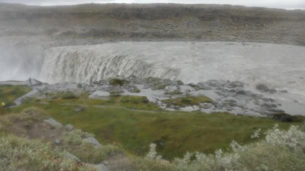 Paysage pittoresque d'une cascade de montagne et nature traditionnelle de l'Islande. Images de ralenti .