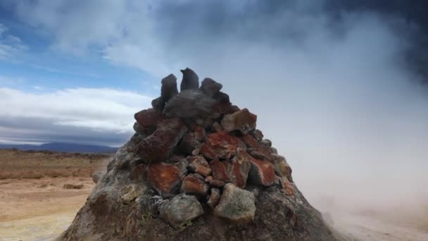 冰岛喷泉蒸气和风景如画的性质 慢动作镜头 — 图库视频影像