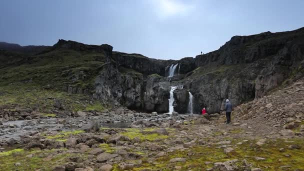 Ταξιδιώτες Έναντι Γραφικό Ισλανδικού Τοπίου Αργή Κίνηση Μήκος Πόδηα — Αρχείο Βίντεο