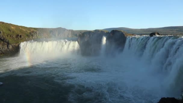 风景如画的山瀑布和冰岛的传统性质的景观 慢动作镜头 — 图库视频影像