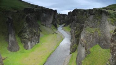 İzlanda'daki geleneksel doğa ile bir dağ nehir güzel manzara. Ağır çekim görüntüleri.