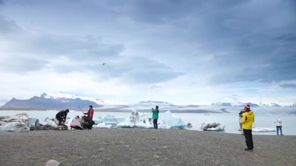 Cestovatelé Proti Malebné Islandské Krajiny Slow Motion Záběry — Stock video