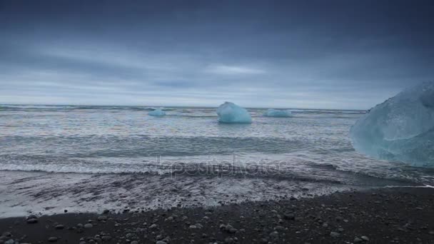 Geleiras Nas Praias Islândia Filmagem Câmera Lenta — Vídeo de Stock