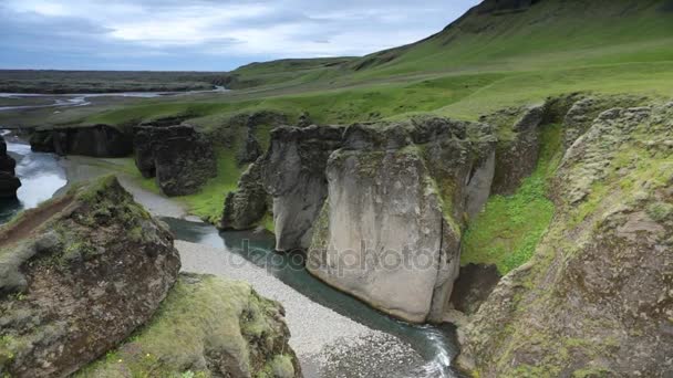 Pintoresco Paisaje Río Montaña Con Naturaleza Tradicional Islandia Grabación Cámara — Vídeo de stock