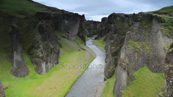 Pintoresco Paisaje Río Montaña Con Naturaleza Tradicional Islandia Grabación Cámara — Vídeos de Stock