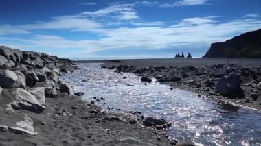İzlanda'daki geleneksel doğa ile bir dağ nehir güzel manzara. Ağır çekim görüntüleri.