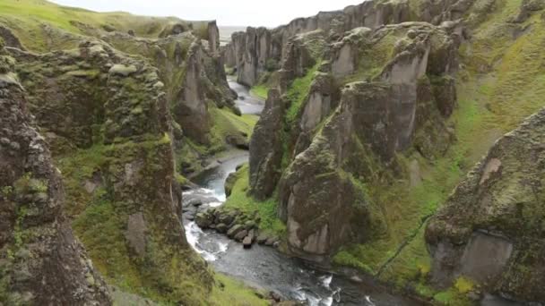 Paisagem Pitoresca Rio Montanha Com Natureza Tradicional Islândia Filmagem Câmera — Vídeo de Stock