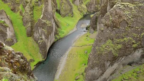 风景如画的山水与冰岛的传统性质的一条山 慢动作镜头 — 图库视频影像