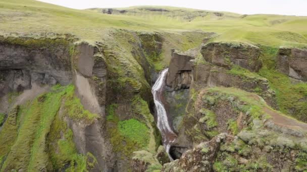 风景如画的山瀑布和冰岛的传统性质的景观 慢动作镜头 — 图库视频影像