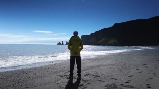 Путешественники Против Живописного Исландского Ландшафта Slow Motion Footage — стоковое видео