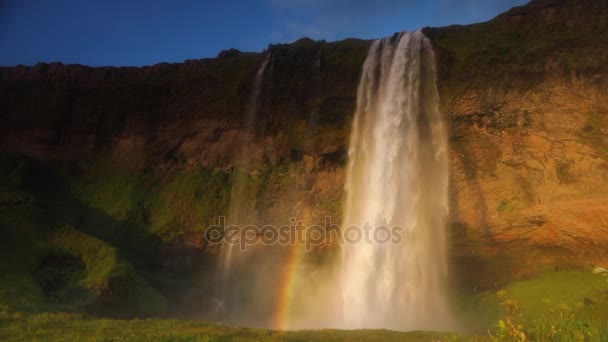 Paisagem Pitoresca Uma Cachoeira Montanha Natureza Tradicional Islândia Filmagem Câmera — Vídeo de Stock