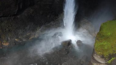 Bir dağ şelale ve İzlanda'daki geleneksel doğa güzel manzara. Ağır çekim görüntüleri.