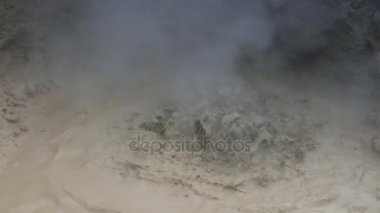 İzlanda Şofben buharlar ve pitoresk doğa. Ağır çekim görüntüleri.