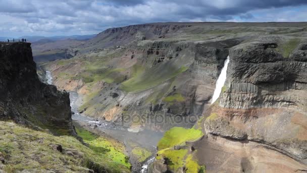 Pintoresco Paisaje Una Cascada Montaña Naturaleza Tradicional Islandia Grabación Cámara — Vídeos de Stock