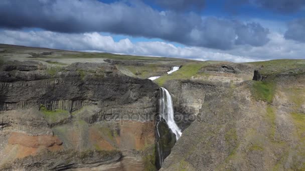 Paisagem Pitoresca Uma Cachoeira Montanha Natureza Tradicional Islândia Filmagem Câmera — Vídeo de Stock