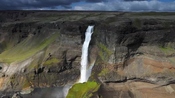 Paisagem Pitoresca Uma Cachoeira Montanha Natureza Tradicional Islândia Filmagem Câmera — Vídeo de Stock