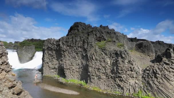 Malerische Landschaft Eines Gebirgswasserfalls Und Traditionelle Natur Von Island Zeitlupenaufnahmen — Stockvideo