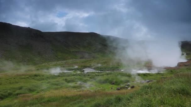 アイスランドの間欠泉の蒸気と美しい自然 スローモーション映像 — ストック動画