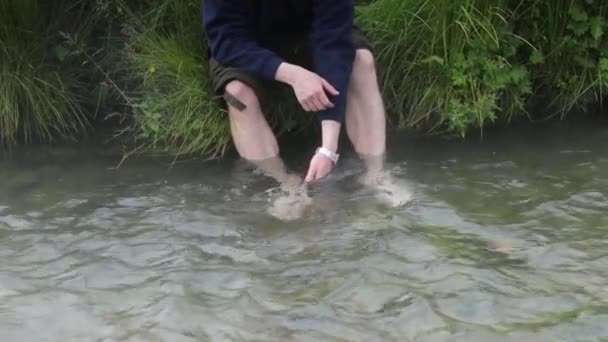 Mannsfüße Heißen Wasser Des Isländischen Geysirs Zeitlupenaufnahmen — Stockvideo