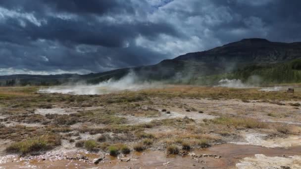 Islandês Geyser Vapores Natureza Pitoresca Filmagem Câmera Lenta — Vídeo de Stock