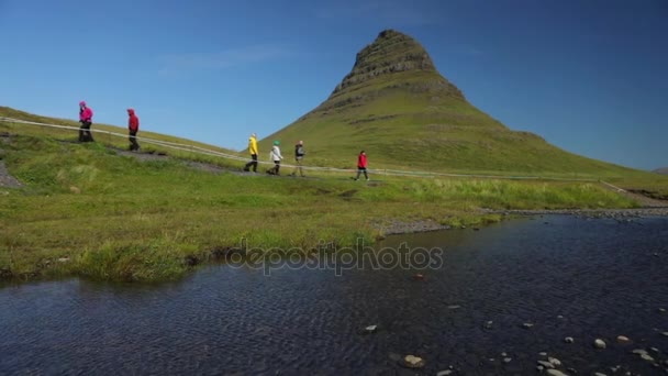 Мандрівники Проти Ісландський Мальовничий Краєвид Повільний Рух Кадри — стокове відео