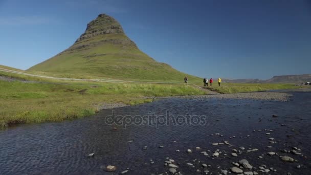 Мандрівники Проти Ісландський Мальовничий Краєвид Повільний Рух Кадри — стокове відео