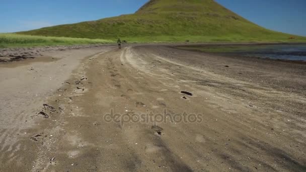 Viajantes Contra Paisagem Islandesa Pitoresca Filmagem Câmera Lenta — Vídeo de Stock