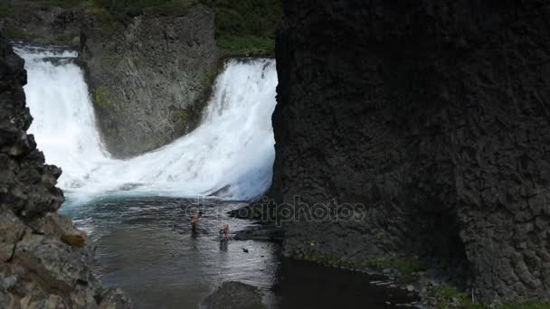 Pintoresco Paisaje Una Cascada Montaña Naturaleza Tradicional Islandia Grabación Cámara — Vídeos de Stock