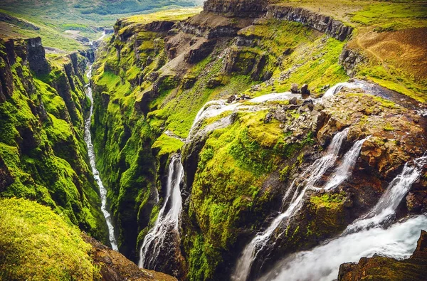 Malerische Landschaft Eines Gebirgswasserfalls Und Traditionelle Natur Von Island — Stockfoto