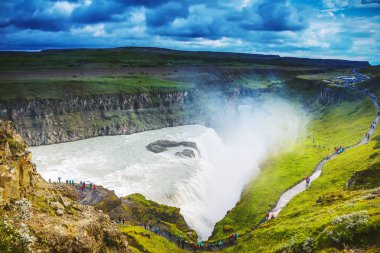 Bir dağ şelale ve İzlanda'daki geleneksel doğa güzel manzara.